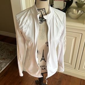 Kyodan white zip front workout jacket size M. Two side zip pockets 2 inside.